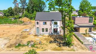 Elke zondag welkom op ons kantoor van 10u-12u voor meer info over de nieuwbouwprojecten! <br /><br />Deze landelijke nieuwbouwwoning in ruwbouw (HOB) met 4 slpks is rustig gelegen in het mooie Boekt : laatste stuk!<br />De woning bevindt zich in een residentiële straat en heeft een uitstekende bereikbaarheid naar de autosnelweg E313-E314!<br /><br />Deze ruime half open bebouwing in Oude Beerse-look bevindt zich op een perceel van 4.36 are waarvan het perceel een straatbreedte heeft van 9.70 meter!<br />De woning heeft een bewoonbare oppervlakte van 209 m² en is praktisch opgedeeld.<br /><br />Er werd rekening gehouden met een open leefruimte met achteraan een gezellige keukenruimte die onmiddellijk aansluit aan de berging met achterdeur. De “doorzon”-leefruimte heeft zowel via de voor-, zij- als achterzijde ramen voor een uitstekende lichtinval.<br /><br />Vanuit de living vertrekt ook de trap naar boven. Op de eerste verdieping zijn er 3 slaapkamers, een apart toilet en een badkamer. De slaapkamers zijn allen voldoende ruim.<br />De 2de gegoten betonnen trap brengt ons naar een prachtige open zolderruimte; hier kan men een ruime 4de polyvalente (slaap)kamer creëren, of zelfs opsplitsen naar een 5de kamer. In de hoek kan de technische ruimte voorzien worden.<br /><br />Zowel de raampartijen als de dakwerken zijn van uitstekende makelij.<br /><br />Deze ruwbouwwoning wordt opgeleverd met een vlak getrokken perceel dat onmiddellijke aanplanting toelaat.<br /><br />De Heilig-Hartlaan is een zalige straat met voornamelijk ééngezinswoningen. Vanuit hier kan men zelfs te voet naar het kleuter- en lager onderwijsschooltje de hoek om; de grote supermarkten bereikt men na enkele minuten en als kersje op de taart : Boekt heeft nog een warme bakker!<br />Of wat dacht u om met de fiets via de natuur richting Lummen te fietsen? Zalig….! Ook kan men vanuit hier te voet vertrekken naar de achterkant van de Kluis in Bolderberg. De autosnelweg met verkeerswisselaar “Het Klaveblad” bereikt men na enkele minuten.<br /><br /><br />Indeling : <br />GELIJKVLOERS : inkomhal, gastentoilet, leefruimte met trap naar boven, open keuken, berging<br />EERSTE VERDIEPING : nachthal, apart toilet, 3 slaapkamers, badkamer, trap naar boven<br />ZOLDER : open polyval ruimte met plaats voor techn ruilte <br />TUIN: aan te leggen <br /><br />Pluspunten:<br />-prachtige stijl; voor ieder wat wils!<br />-zeer degelijke bouw<br />-ruim = 209 m²<br />-ruime living!<br />-4/5 slaapkamers <br />-betonnen trappen<br />-tijdloze pastoriestijl<br />-goede ligging = overal dichtbij!<br />-grondwaarde aan 12%, enkel constructie onder 21%BTW<br /><br />Voor een afspraak of meer info, bel ons op 078/78.78.70, of kom gewoon binnen op ons kantoor. Steeds welkom!