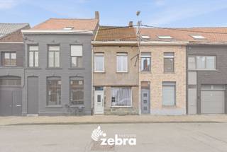 Het bezoekmoment gaat door op zondag 26 april 2026 (enkel op afspraak).-<br /><br />Deze verzorgde woning is gelegen in een rustige en vlot bereikbare buurt, in de nabijheid van winkels, scholen en openbaar vervoer.<br />Ideaal voor starters of investeerders die op zoek zijn naar een woning met potentieel.<br /><br />Bij het betreden van de woning komt u in de inkomhal, die toegang geeft tot de leefruimte. Aansluitend bevindt zich de ruime keuken. Op het gelijkvloers vindt u eveneens de badkamer, uitgerust met een wastafel en douchecabine, alsook een apart toilet.<br /><br />De eerste verdieping omvat drie slaapkamers. Op de tweede verdieping bevindt zich een ruime zolder van ca. 30 m², die tal van mogelijkheden biedt.<br /><br />Buiten beschikt de woning over een terras en een gezellige, zuidgerichte tuin. Daarnaast is er nog praktische bijgebouw aanwezig, ideaal als extra bergruimte.<br /><br />Bestuursmaatregelen in het maatregelenregister: nee<br /><br />Renovatieplicht van toepassing. Door het plaatsen een condenserende gasketel en bijkomende isolatie van het hellend dak, behaalt de woning een EPC-label C.<br /><br /><strong>Ook wild geworden van deze thuis?<br />Twijfel niet langer en leg vandaag nog uw bezoek vast!</strong>