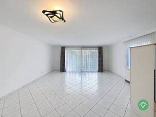 Op zoek naar een gezellig en centraal gelegen appartement aan de kust? Dit lichtrijke 2-slaapkamerappartement op de eerste verdieping biedt het allemaal: een rustige ligging, dicht bij het strand, én op wandelafstand van winkels, horeca en openbaar vervoer.<br /><br />Indeling<br />Bij het binnenkomen word je verwelkomd in een ruime leefruimte met grote raampartijen die zorgen voor veel natuurlijk licht. De open keuken is volledig uitgerust en ideaal voor wie houdt van gezellig koken. Verder zijn er twee slaapkamers, een verzorgde badkamer met douche, en een apart toilet.<br /><br />Troeven:<br />- Slechts enkele minuten wandelen tot aan de zeedijk en het strand<br />- Gelegen in een rustige woonwijk, toch pal in het centrum<br />- Kleine, goed onderhouden residentie<br />- Eerste verdieping – ideaal voor jong en oud - lift aanwezig<br />- Vlotte bereikbaarheid met tram en bus<br />- Perfect als vaste woonst, tweede verblijf of investering aan zee!