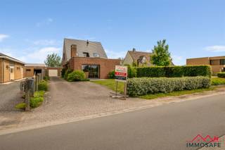 <p>In een rustige straat te Overmere bevindt zich deze verzorgde en energiezuinige open bebouwing op een ruim perceel. Dankzij de degelijke steenbouw, betonnen gewelven en uitstekende onderhoudsstaat biedt deze woning een duurzame basis voor jarenlang wooncomfort.</p><p>Kijkdag, zaterdag 13 juni op afspraak via Dries@immosafe.be</p><p>- Vrijstaande woning op 1.056 m2<br />- Energiezuinig en uitstekend onderhouden<br />- Blijvend groen en open zicht voor- en achteraan<br />- Lichtrijke leefruimte met aangenaam ruimtegevoel 206m2<br />- Open, doch subtiel afgescheiden keuken<br />- Nieuw aangelegd terras aansluitend aan de keuken<br />- 4 volwaardige slaapkamers<br />- Extra sanitaire ruimte op de verdieping met mogelijkheid tot bijkomende douchekamer<br />- Kelder en zolder aanwezig<br />- Zeer ruime dubbele garage<br />- Aangelegde tuin met extra tuinberging</p><p>Veel privacy, rust en natuurlijke lichtinval<br />De woning geniet van een uitstekende ligging tussen natuur en bereikbaarheid. Op korte afstand bevinden zich de prachtige Kalkense Meersen en het recreatiedomein Provinciaal Domein Nieuwdonk, ideaal voor wandelen, fietsen en ontspanning. Dankzij de vlotte aansluiting op de E17 (en vlak bij busverbinding) bereikt u snel Gent, Lokeren, Sint-Niklaas en Antwerpen.</p><p>Een instapklare gezinswoning die uitblinkt door haar ruimte, bouwkwaliteit, natuurlijke lichtinval en uitzonderlijke vergezichten in een groene en rustige omgeving.</p>