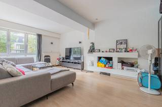 HERZELE - Ruime duplex op centrale ligging<br /><br />Inschrijven voor het geplande kijkmoment kan via onze website => www.immoderas.be/afspraak-instructies<br /><br />Goed onderhouden duplex, gelegen te Groenlaan, pal in het centrum van Herzele! Op wandelafstand van winkels, scholen, openbaar vervoer en in directe omgeving van alle invalswegen.<br /><br />Dit duplex appartement, toegankelijk via een aparte ingang, strekt zich uit over twee verdiepingen met meer dan 189m² aan ruimte. Op de begane grond vind je een inkomhal, berging/wasruimte, apart toilet, riante lichtrijke leefruimte en een geïnstalleerde keuken met tal van opbergmogelijkheden (heteluchtoven, fornuis,...). De bovenverdieping biedt drie volwaardige slaapkamers, een apart toilet en een badkamer met douche, ligbad en badkamermeubel.