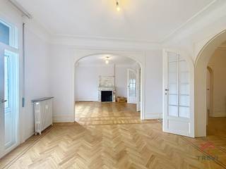 ETTERBEEK, langs de mooie Tervurenlaan, in een prachtig luxe gebouw in uitstekende staat, schitterend appartement met 2 slaapkamers.Op de 3e...