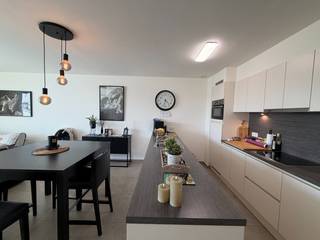 Verzorgd appartement op de eerste verdieping van de kleinschalige Residentie De Stasie.<br /><br />Indeling: lichtrijke leefruimte, open ingerichte keuken, berging/wasplaats, badkamer met dubbele wastafel, inloopdouche en toilet, twee slaapkamers en terras achteraan.<br />De keuken is voorzien van een keramische kookplaat, dampkap, koelkast, combi-oven en vaatwasser.<br /><br />Voorzieningen:<br />- centrale verwarming op aardgas.<br />- lift aanwezig.<br />- elektriciteit op dag- en nachttarief.<br />- videofoon.<br />- ventilatiesysteem.<br /><br />Beschikbaar: 01/09/2026 <br />Syndic: € 50/maand.