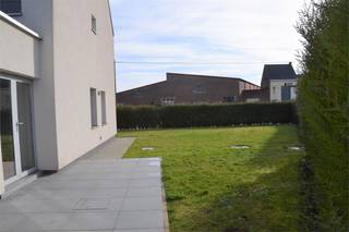 Woning met tuin én garage. Woning omvattende inkomhal, apart toilet, leefruimte met aansluitend keuken, badkamer, bergingen (2), douchekamer,...