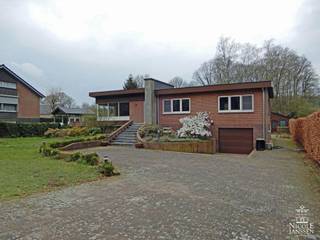Deze praktisch ingedeelde bel-etagewoning heeft drie slaapkamers, een dubbele inpandige garage en een mooie tuin. De rustige en landelijke locatie...