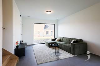 <p><span>Bijzonder energiezuinige nieuwbouwwoning te Wilsele.</span></p><p><span> </span></p><p><span>Deze gloednieuwe woning heeft  4 slaapkamers, een volledig uitgeruste keuken en badkamer. Deze biedt u niet alleen optimaal comfort maar ook een lage energiefactuur.</span></p><p><span>Daar er bijzonder veel rekening wordt gehouden met optimalisatie van het leefmilieu (verwarming, ventilatie, isolatie...) bekomt men een zeer streng E-peil </span></p><p><span>Ook de indeling van de woning is bijzonder praktisch. De gelijkvloerse verdieping is voorzien van een handige inkomhal met gastentoilet, grote leefruimte en open keuken met kookeiland (uitgerust met Miele toestellen). De berging biedt extra opbergruimte.</span></p><p><span> </span></p><p><span>De bovenverdieping is bereikbaar via een mooi afgewerkte eiken trap. Dankzij de 4 slaapkamers is er aan slaap-/hobby-/thuiswerkruimte geen gebrek!</span></p><p><span>Deze verdieping geniet ook van een apart toilet. De badkamer is volledig afgewerkt met een douche, ligbad en dubbele wastafel.</span></p><p><span> </span></p><p><span>Het dak is voorzien van zonnepanelen en de woning is voorzien van een thuis batterij. </span></p><p><span>Verwarming a.d.h.v. een lucht/lucht-warmtepomp. Warm water via een warmtepomp boiler.</span></p><p><span>Vooraan de woning is er parkeerplaats de wagen voorzien en er is een laadpaal aanwezig voor elektrische wagens. </span></p><p><span>Daarnaast is er uiteraard ook nog een waterput aanwezig.</span></p><p><span> </span></p><p><span>De woning is onmiddellijk beschikbaar voor korte duur huurovereenkomsten.</span></p><p><span>De tuin zal later dit jaar aangelegd worden. Deze is voorzien van een fijn terras en een mooi stuk tuin met grasplein dat makkelijk te onderhouden is. Er is reeds een tuinhuis voorzien.</span></p><p><span>Interesse in deze nieuwbouw woning? vraag uw bezoek aan via onze website!</span></p><p><span> </span></p>