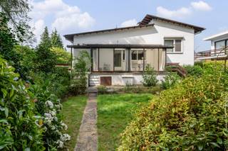 Deze leuke en ruime woning met een groot (circa 40m²) en zuid-gelegen verhoogd terras met groenzichten, is strategisch gelegen nabij een verbindingsweg naar de omliggende gemeenten.

Bekijk zeker ook de plannen/foto’s op onze website via deze link : https://www.vastgoedservice.be/vgs4/pand_one.asp?Immo_ID=19767.

Deze toffe woning heeft tussen 2014 en 2016 al aardig wat opfriswerk ondergaan zoals :
•	Elektriciteit vernieuwd + nog conform tot 25/08/2041
•	Verwarmingsketel vervangen
•	Andere badkamer
•	Andere beglazing, rolluiken, vloeren, enz…

Verdere troeven van deze woning zijn :
•	Leuke verhoogde veranda naast keuken met zicht op de tuin en allemaal groen
•	Praktische en ruime berging naast keuken
•	Slaapkamers met inbouwkasten
•	Ruime inkomhal
•	Volledige kruipkelder aanwezig, enz…
•	Geen overstromingsgebied

Optioneel : mogelijkheid om naastliggende bouwgrond van 942 m² (rechts van de woning) bij aan te kopen mist meerprijs (zie laatste foto van deze advertentie).

De woning links staat ook te koop, ook een mogelijkheid om de 3 percelen naast elkaar te kopen + nog een ruime grond enkele meters verder in de straat.
Zie op onze website van Vastgoedservice.be voor mijn info, hieronder de link :

bouwgrond Donk 14= https://www.vastgoedservice.be/vgs4/pand_one.asp?Immo_ID=19771  
bouwgrond Donk 10 = https://www.vastgoedservice.be/vgs4/pand_one.asp?Immo_ID=19770  
woning Donk 18 woning = https://www.vastgoedservice.be/vgs4/pand_one.asp?Immo_ID=19768. 

Kortom een leuke woning dat zeker een bezoek waard is ! 

Voor verdere informatie kan U steeds terecht op ons kantoor. 014/82.15.15.




