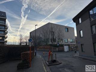 Ondergrondse autostaanplaats te huur op de Bleekstraat 13, gelegen aan de Mechelse binnenring<br />Deze makkelijk toegankelijke autostaanplaats bevindt zich op een toplocatie aan de Mechelse binnenring. U bereikt het centrum van Mechelen in een paar minuten en geniet van een vlotte aansluiting op de tangent en aan de ringwegen.<br /><br />Bij aanvang van de huur ontvangt u een afstandsbediening en badge voor de automatische garagepoort. <br />De autostaanplaats is onmiddellijk beschikbaar.<br /><br />Huurprijs: €95,-/maand.<br /><br />Contacteer ons voor meer info via mail info@immosir.be of telefonisch 015/65 50 05.
