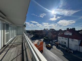 Deze aangename, zongerichte studio is centraal gelegen in Westende-Bad, op wandelafstand van winkels, het strand en vlak bij de tramhalte. Bij het binnenkomen komt u terecht in de inkomhal, die toegang biedt tot de badkamer met douche en toilet. Verder beschikt de hal over praktische ingemaakte kasten die zorgen voor extra opbergruimte. De gezellige leefruimte met open keuken geeft rechtstreeks toegang tot het ruime, zonnige terras, waar u heerlijk kunt genieten van de zon en de buitenlucht. Dankzij de centrale ligging en het aangename terras is deze studio ideaal als tweede verblijf aan zee of als interessante investering.