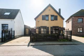 Gezinswoning op 897m² te Essen-Wildert met tuin en verwarmd zwembad! Deze verrassende ruime woning bevat o.a. een lichtrijke leefruimte, een...