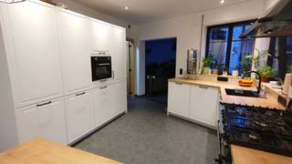 🏡 TE KOOP <br /> Charmante, volledig gerenoveerde woning met zonnige tuin.<br /><br />OPEN KIJKDAG: op afspraak 3 oktober.<br /><br />Op zoek naar een instapklare woning waar comfort, charme en een fijne buitenruimte samenkomen? Dan is deze volledig gerenoveerde woning zeker een bezoekje waard!<br /><br />De woning is volledig gerenoveerd en beschikt over een gunstig EPC-label B, waardoor je geniet van een energiezuinige en comfortabele thuis. Dankzij de centrale ligging bevinden het centrum, openbaar vervoer, bus en trein zich allemaal op korte afstand.<br /><br />🌿 Genieten in de zuidgerichte tuin<br /><br />De mooie zuidtuin is een echte troef. De tuin werd praktisch en sfeervol ingericht met onder andere een moestuin, fruitbomen en verschillende bessenstruiken. Een heerlijke plek om te ontspannen, te tuinieren of gezellig tijd door te brengen met het gezin.<br /><br />🏠 Troeven van de woning<br /><br />- Volledig gerenoveerd<br />- EPC B<br />- 3 slaapkamers<br />- 2 toiletten<br />- Zuidgerichte tuin<br />- Moestuin, fruitbomen & bessenstruiken<br />- Dubbele beglazing<br />- Rolluiken<br />- Centrale verwarming<br />- Regenwaterput van 5.000 liter<br />- Elektrische installatie conform gekeurd<br />- Geen asbest<br />- Eigen oprit<br />- Centrale ligging nabij centrum, bus en trein<br /><br />Een woning waar je onmiddellijk je intrek kunt nemen en meteen kunt genieten van het comfort en de gezellige buitenruimte.<br /><br />Prijs 455.000 euro<br /><br />📩 Interesse? Neem gerust contact op voor meer informatie of een bezoek.<br />0495/72.17.18
