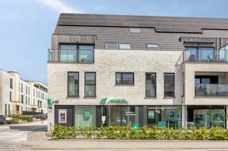 This office or practice space for sale is located in a prime location with maximum visibility. The property, built in 2019, is in excellent condition and is currently rented out. The location is an absolute plus. Located along a busy road with lots of passages, it is also close to public transport, with a train station and bus stops within walking distance.Surface:Approx. 167 m².Specifications:- The room is heated via an efficient heat pump with floor heating - Energy efficient ventilation system type D- Fully wheelchair accessible - Sanitary facilities with disabled toilet- Two private parking spaces near the property Are you interested in this office or practice space for sale in Geraardsbergen? Please contact us at business.gent@dewaele.com or 09 245 35 35.Register of measures: no
