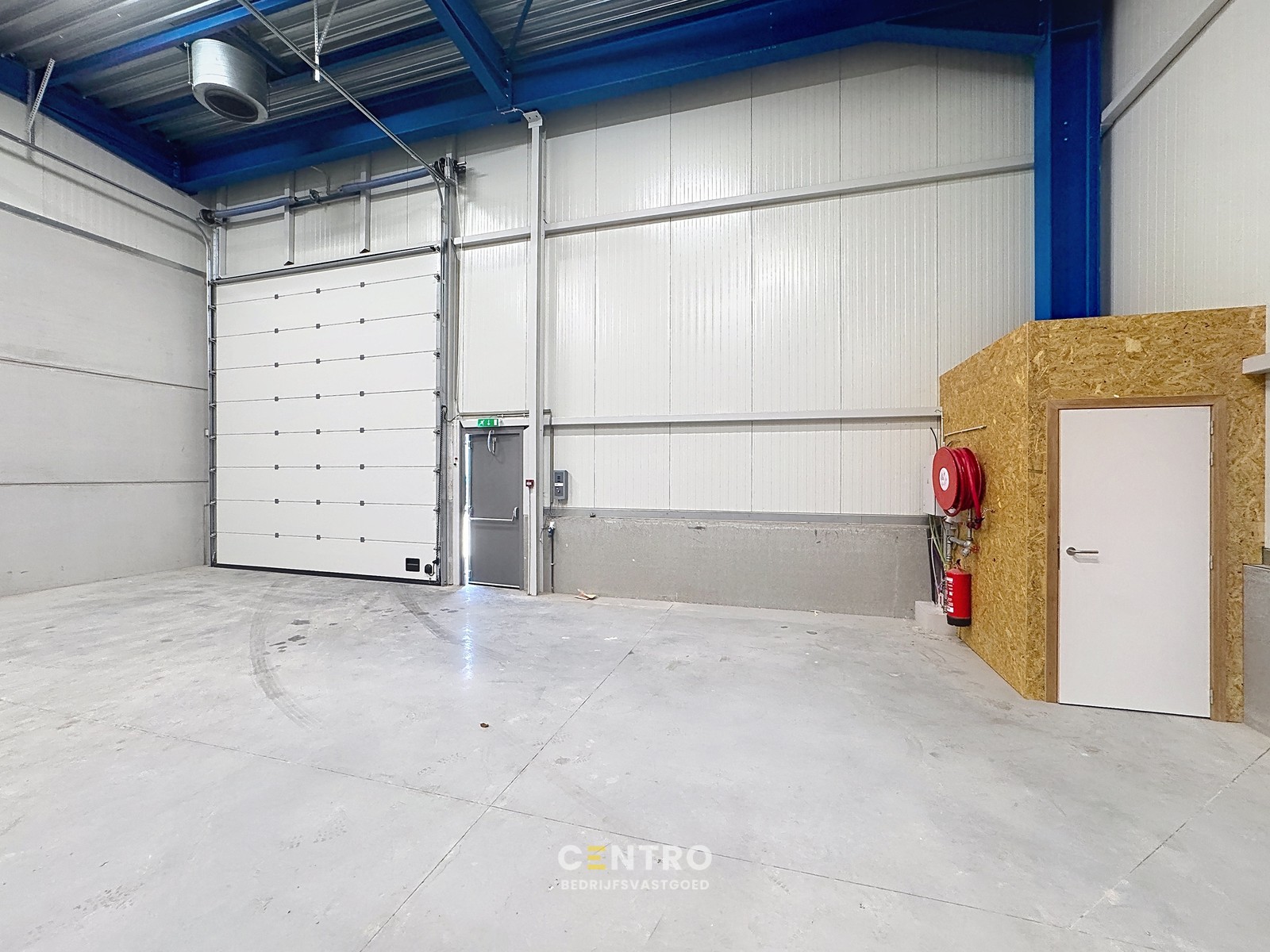 NB KMO-UNIT (238.65m²) met mezzanine (74.37m²) te koop met 2 private parkeerplaatsen voor de deur, elektrische sectionaalpoort en sanitair blok op industriezone "Herdersbrug" te 8000 Brugge - foto 5