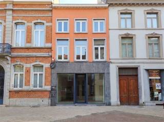 Welkom in dit unieke commercieel pand in het hartje van Ronse, perfect gelegen t op het centrale Rooseveltplein. Dit veelzijdige pand biedt u oneindige mogelijkheden voor uw zakelijke ambities. Het gelijkvloers beschikt over een ruime winkelruimte met grote glazen vitrines en moderne inrichting, ideaal voor detailhandel, een horecazaak of ander retailconcept. De open en aantrekkelijke ruimtes zijn voorzien van professionele verlichting en sfeervol afgewerkt met een harmonische mix van warme geel- en terracottatoenen. Op de eerste verdieping vindt u twee slaapkamers en een badkame, geschikt voor woonruimte mits de nodige verfraaiingen.Dit pand staat op een toplocatie met veel voetgangersverkeer en zichtbaarheid. Een zeldzame kans voor ondernemeners om een commercieel concept te starten in het centrum van Ronse.