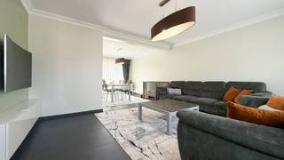 Bij ImmoFusion 7/7 “open huis”: klik op onze 3D-TOUR.<br />Ervaar vastgoed alsof je er zelf doorloopt!<br /><br />In een rustige en aangename woonomgeving in Tessenderlo bevindt zich deze degelijke en instapklare gezinswoning op Ulfheide 1. Dankzij de ligging op slechts enkele minuten van de E313 geniet u van een vlotte verbinding richting Antwerpen en Hasselt, terwijl u toch in alle rust woont.<br />De woning beschikt over een solide structuur: het dak is in zeer goede staat en ook de pvc ramen zijn goed onderhouden. Met een EPC-label c is er bovendien géén renovatieverplichting van toepassing, wat een extra geruststelling biedt voor de toekomst.<br />Binnenin heeft de woning een praktische indeling. De leefruimte bevindt zich apart vooraan de woning en biedt een gezellige plek om tot rust te komen. De eetplaats en keuken vormen samen één geheel, maar zijn afgescheiden van de leefruimte. Dit zorgt voor een aangename scheiding tussen wonen en koken, terwijl de eetruimte toch rechtstreeks aansluit bij de keuken, ideaal voor dagelijks gebruik.<br />Vanuit de keuken heeft u toegang tot een klein, gezellig terras, perfect voor een ochtendkoffie of een rustige pauze in de buitenlucht.<br /><br />Pluspunten:<br />- Geen renovatieverplichting!<br />- Volledig onderkelderd;<br />- Verwarming op gas!<br />- Garage in de kelder!<br />- Dichtbij autostrade E313;<br />- Grote tuin.<br /><br />Maatregelen opgenomen in het Maatregelenregister: nee<br /><br />Voor een afspraak of meer info, bel ons op 078/78.78.70, of kom gewoon binnen op ons kantoor. Steeds welkom!