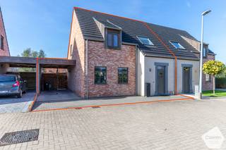 <u><strong>Recente Instapklare woning (bouwjaar 2021)</strong></u> op Unieke &amp; Idyllische ligging in een doodlopende straat.  De indeling van de woning is als volgt: inkomhal met gastentoilet, open leefruimte bestaande uit salon en eetkamer met uitzicht naar de aangelegde tuin. Aangrenzend vindt U de volledig geïnstalleerde keuken met berging. Op de eerste verdieping bevinden zich <u><strong>3 slaapkamers</strong></u> en een gastentoilet. Een leuke en luchtige badkamer met inloopdouche, ligbad en dubbele wastafel in meubel. Tevens is er een apart toilet boven. Er is ook 10.000 liter regenwater. Kortom dit is een <strong>ECHTE HOTSPOT</strong>! Deze woning heeft Centrale Verwarming op Gas, 8 zonnepanelen &amp; Screens &amp; Elektrische rolluiken. Praktisch Tuinhuis en een leuke aangename tuin. Voor de woning en aan de woning is er voldoende parkeerruimte en eveneens een carport. Er is tevens een mooi terras en een aangelegde tuin. Dit is een betrouwbare, volledig afgewerkte WONING met Energielabel A!<br /><br /><u><strong>Indeling gelijkvloers:</strong></u>
<ul>
	<li>Inkom met apart toilet;</li>
	<li>Volledige open geïnstalleerde keuken met aanpalende berging;</li>
	<li>Open leefruimte bestaande uit salon en eetkamer met zicht op de aangelegde tuin;</li>
	<li>Leuk terras en een aangelegde tuin;</li>
	<li>Tuinhuis;</li>
	<li>Carport;</li>
	<li>Parkeerruimte voor de woning;</li>
</ul>
<strong><u>Eerste verdieping:</u></strong>

<ul>
	<li>3 slaapkamers ( 12m², 12m² &amp; 11,50m²);</li>
	<li>Aangename en luchtige badkamer met inloopdouche, dubbele wastafel en ligbad;</li>
	<li>Apart toilet;</li>
</ul>
<strong><u>Tweede verdieping te bereiken via schuiftrap:</u></strong>

<ul>
	<li>Zolderruimte te bereiken via schuiftrap;</li>
</ul>
Voor meer informatie of verdere vragen aarzel zeker niet om ons te contacteren via: <strong><u>oostkamp@caenen.be</u></strong><br /> 