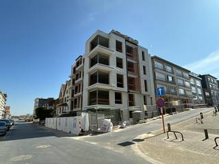 Découvrez la Residentie Duynhuys à Koksijde, une occasion unique de profiter d'un emplacement privilégié près de la plage et à quelques pas du centre-ville animé. <br /><br />Cette résidence exclusive se compose de 10 appartements modernes, chaque appartement bénéficiant d'une vue sur la mer grâce à son emplacement idéal à l'angle de la rue Gaston Lejeune et de la Joststraat.<br /><br />Le parking à vélos commun et le stationnement via un ascenseur rendent le projet non seulement pratique, mais aussi extrêmement confortable. <br /><br />Profitez de la combinaison parfaite entre la paix, la nature et le dynamisme de la côte, le tout à portée de main. Residentie Duynhuys vous offre le meilleur de ce que Koksijde a à offrir.