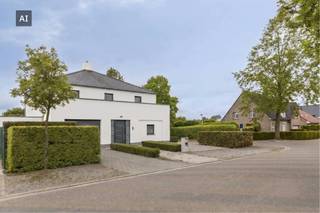 In een gegeerde woonwijk van Hoogstraten bevindt zich deze voormalige dokterswoning met praktijkruimte, gelegen op een mooi perceel met veel privacy en tal van mogelijkheden. De woning combineert karakter, ruimte en functionaliteit, ideaal voor wie wonen en werken wil combineren of op zoek is naar een veelzijdige gezinswoning.<br /><br />Bij het betreden van de woning komt u terecht in een royale inkomhal die toegang geeft tot de lichtrijke leefruimte. De woonkamer met grote raampartijen geniet van veel natuurlijke lichtinval en biedt een aangenaam zicht op de tuin. Aansluitend heeft u de keuken die voorzien werd van alle toestellen. <br /><br />Op het gelijkvloers bevindt zich de voormalige praktijkruimte, die perfect kan dienen als kantoor, vrij beroep, extra slaapkamer of hobbyruimte. Dankzij de praktische indeling kan de woning bovendien eenvoudig worden ingedeeld als kangoeroewoning.<br /><br />De verdieping omvat drie volwaardige slaapkamers en een ruime badkamer. De zolderverdieping biedt bijkomende stockage mogelijkheden. <br /><br />Buiten geniet u van een mooie tuin met veel privacy, ideaal om in alle rust te ontspannen. Daarnaast beschikt de woning over voldoende parkeermogelijkheden, waarvan één inpandige garage.<br /><br />Troeven:<br /><br />- Combinatie wonen en werken<br />- Hoekligging<br />- Ruime kamers<br />- Gunstig EPC (label B)<br />- Zonnepanelen<br /><br />Interesse? <br />Vraag uw bezoek aan via 0468 320 677 of leen.van.bavel@dewaele.com<br /><br />(ver-)Kopen of (ver-)huren in de Noorderkempen?<br />Wij helpen u graag verder!<br />Dewaele Vastgoed<br /><br />Bestuursmaatregelen in het maatregelenregister: nee<br /><br />Deze AI-visualisaties zijn bedoeld als inspiratie. Er werd geen rekening gehouden met technische specificaties, stedenbouwkundige voorschriften of de concrete mogelijkheden tot realisatie.