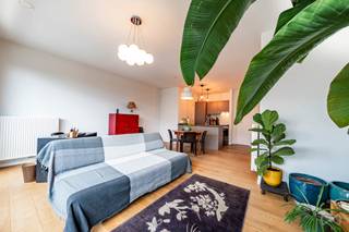 Info & Bezoeken : bruxelles.ouest@weinvest.be of 02 315 77 22<br /><br />In het hart van de bruisende wijk Tour & Taxis ontdekt u dit prachtige 2-slaapkamerappartement van ca. 84 m², gelegen op de 6e verdieping van een recente en uitstekend onderhouden residentie uit 2016.<br /><br />Dankzij de grote raampartijen geniet het appartement van veel natuurlijk licht en verkeert het in uitstekende staat. Het biedt een ideale woonomgeving in een van de meest gegeerde en snel evoluerende wijken van Brussel. Op slechts twee minuten wandelen van Tour & Taxis geniet u het hele jaar door van een levendige en trendy omgeving met restaurants, markten, groene zones, culturele evenementen, food festivals, fitnesscentra en aangename wandelingen langs het kanaal.<br /><br />De ligging is een absolute troef: dankzij de uitstekende verbindingen met het openbaar vervoer bereikt u snel het stadscentrum, de belangrijkste treinstations en de grote invalswegen. <span>De bewoners van het gebouw kunnen gebruikmaken van een gemeenschappelijke tuin.</span><br /><br />Het gebouw voldoet aan de recente energieprestatienormen en beschikt over een EPC-score B, wat garant staat voor een uitstekend energieverbruik, optimaal wooncomfort en lagere energiekosten. Bovendien vormt dit een belangrijk voordeel bij een financieringsaanvraag, aangezien energiezuinige woningen vandaag vaak kunnen rekenen op gunstigere kredietvoorwaarden.<br /><br />Of u nu op zoek bent naar een eigen woning of naar een kwalitatieve investering in een wijk met een sterk groeipotentieel, dit appartement biedt een zeldzame kans die ligging, modern comfort en levenskwaliteit perfect combineert.<br /><br />Een bezoek meer dan waard!<br /><br />EPC: B – CO₂: 12 kg/(m².jaar) – 58 kWhEP/(m².jaar) - Ontdek al onze exclusieve panden op WWW.WEINVEST.BE