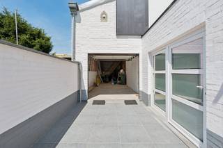 <p>+++ Landuitstraat 213, Denderleeuw +++<br /><br />Dit veelzijdige pand, biedt een unieke combinatie van wonen en werken op één locatie. De ligging is bijzonder interessant dankzij de vlotte verbindingen naar omliggende steden zoals Aalst en Brussel, die zich op korte afstand bevinden en de omgeving ideaal maken voor wie een goede bereikbaarheid belangrijk vindt. Bovendien geniet u hier van de nabijheid van lokale voorzieningen zoals winkels, scholen en openbaar vervoer. Achter de gevel schuilt een eigendom die vanaf 2018 volledig werd vernieuwd en vandaag perfect inspeelt op de noden van een zelfstandige of ondernemer die wonen en werken wil combineren. De gelijkvloerse polyvalente ruimtes bieden tal van mogelijkheden: denk aan burelen, praktijkruimte, atelier of opslag. Op het gelijkvloers bevindt zich eveneens een functionele keuken, aangevuld met een handige kelderruimte die extra bergruimte biedt. De badkamer is uitgerust met een douche, lavabo en toilet. De eerste verdieping vormt het hart van de woning, met een gezellige woon- en eetkamer. Verder vindt u op dit niveau 2 slaapkamers, een apart toilet en zolder met trektrap. Buiten beschikt het pand over een ruime oprit waar meerdere wagens kunnen parkeren, aangevuld met een grote garage. Boven de garage bevindt zich nog een zolderruimte, wat extra opslagcapaciteit biedt of potentieel voor verdere invulling. Dit eigendom is een buitenkans voor wie op zoek is naar een combinatie van wonen en werken op een strategische ligging, met alle comfort van een vernieuwd gebouw en de flexibiliteit van polyvalente ruimtes. Interesse? Contacteer ons via info@immoteam.be of 0478/059069.</p>