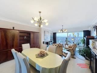 Zeer ruim en lichtrijk appartement gelegen in de Baron Ruzettelaan op wandelafstand van winkels, scholen en openbaar vervoer. Aansluitend is er...