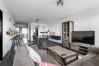 <p><span>Wonen op de Plantin en Moretuslei betekent genieten van het beste van twee werelden: de lokale handelszaken van Borgerhout aan de ene kant, en de gezellige horeca en charme van Zurenborg aan de andere. Dankzij de centrale ligging bereik je vlot het stadscentrum, de snelweg en verschillende verbindingswegen. Ook het Centraal Station, Berchem-Station en tal van openbare vervoersmogelijkheden bevinden zich vlakbij. </span></p><p><span> </span></p><p><span>Het appartement bevindt zich op de dertiende verdieping van een verzorgd gebouw met veertien verdiepingen, waarvan het dak geïsoleerd werd. </span><span>De vaste kosten bedragen ca. €280/maand en omvatten onder andere water en verwarming op stookolie. </span><span>Het appartement is netjes onderhouden en behaalt een gunstige EPC-score B, waardoor je hier zonder zorgen je intrek kan nemen.</span></p><p><span> </span></p><p><span>Je komt binnen in de open inkomhal met praktische vestiairekast. Vooraan bevindt zich de lichtrijke woonkamer van 33 m² met aansluitend de aparte keuken van 8 m², voorzien van alle modern comfort. Via een schuifdeur heb je toegang tot het zuidgerichte terras van 10 m², waar je geniet van een uniek panoramisch zicht over de stad en omgeving. Centraal in het appartement bevindt zich de badkamer (6 m²), uitgerust met een hoekbad/douche en dubbele lavabo. Het toilet is apart. De twee volwaardige slaapkamers van 12 m² en 17 m² liggen aan de rustige achterzijde van het gebouw. </span></p><p><span> </span></p><p><span>Ben je op zoek naar een instapklaar appartement met een adembenemend uitzicht? Mis deze kans niet! Bruikbare vloeropp. 95 m² – ref.: bruto vloeropp. EPC-certificaat. Voor meer info of een gratis schatting surf naar </span><span><span>www.hansimmo.be</span></span></p><p><span> </span></p>