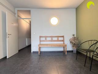 <p><span>Bent u op zoek naar een instapklare kantoor- of praktijkruimte op een centrale locatie? </span></p><p><span>In dit kleinschalige gebouw te Mortsel (grens met Hove en Boechout) vindt u een veelzijdige ruimte die perfect is voor vrije beroepen, medische praktijken of dienstverlenende ondernemingen. </span></p><p><span>Gelegen in een rustige, maar strategische buurt, geniet dit gelijkvloers van een uitstekende bereikbaarheid.</span></p><p><span>Bovendien zijn er voldoende parkeermogelijkheden in de straat en in de nabije omgeving.</span></p><p><span> </span></p><p><span>Indeling en troeven</span></p><p><span>Bij het betreden van het pand komt u binnen in een tussenhal met toilet en doorgang naar de wachtkamer (14 m²). <br />Verder is er op heden 1 grote consultatie ruimte die ook kan worden opgedeeld in 2 aparte kamers.<br />De eenvoudig ingerichte keuken kan nog verder aangevuld worden met de gewenste toestellen waarvoor de aansluitingen zijn voorzien.<br />Achteraan is er nog een polyvalente ruimte (met berging) van 23 m² die toegang biedt tot de (momenteel verharde) tuin.</span></p><p><span>De ruimtes zijn neutraal afgewerkt en kunnen makkelijk worden ingericht volgens uw eigen noden. <br /><br /></span></p><p><span>Praktische info</span></p><p><span><br />- Bestemming: kantoor / praktijk / vrij beroep <br />- Beschikbaarheid: vanaf 1 november 2026 <br />- Geen gemeenschappelijke kosten (individuele meters)<br />- Huurwaarborg: 3 maanden<br />- EPC: C<br /><br />Voor een bezoek ter plaatse kan u ons contacteren op het nummer 03 449 42 41 of mail ons via <span>hallo@habicom.be</span></span></p><p><span>Benieuwd naar de waarde van jouw woning? Check het gratis op www.watismijnhuiswaard.be</span></p><p><span> </span></p><p><span> </span></p><p><span> </span></p>