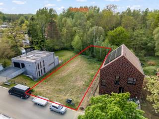 Graag stellen wij u deze prachtige bouwgrond in de Dreefstraat te Bierbeek voor. Rustig gelegen aan de voet van een natuurgebied, met scholen, winkels en openbaar vervoer in de nabije omgeving, geniet u hier van alle rust terwijl het centrum van Leuven zich op slechts 10 km bevindt. Het perceel omvat een bouwgrond van 797 m² en wordt bovendien aangevuld met een aansluitend natuurgebied van maar liefst 64,69 are, wat dit aanbod bijzonder uniek maakt. Het perceel is westelijk georiënteerd en valt binnen een verkavelingsvergunning waarvan de bouwvoorschriften een maximale bouwdiepte voorzien van 15 m op het gelijkvloers en 12 m op de verdieping, met op het gelijkvloers bijkomend nog 3 m voor een open, overdekte of beglaasde constructie zoals een wintertuin of veranda. Op de bouwgrond kan een eengezinswoning gerealiseerd worden, met daarnaast ook mogelijkheden voor complementaire functies zoals een vrij beroep, kantoorfunctie of dienstverlening. Ook de aanleg van een zwembad of zwemvijver is mogelijk. Daarnaast kan eveneens een bijgebouw opgericht worden, met een maximale oppervlakte van 21 m². Dankzij moderne architectuur en optimale lichtinval kan hier een eigentijdse en comfortabele woning gerealiseerd worden. Heeft u vragen of wenst u graag een bezoek? Aarzel niet ons te contacteren via info@homies.be of via 016 22 82 22.<br /> 