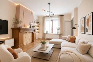 <p>We Invest Ciney Haute-Meuse biedt u dit te renoveren huis met twee gevels aan, vlakbij het centrum van Dinant. Dit huis met twee gevels ligt in de directe omgeving van het stadscentrum en alle voorzieningen en biedt een prachtig potentieel voor herinrichting. De begane grond bestaat uit een kleine hal, een woonkamer, een eetkamer, een keuken, een apart toilet en een directe toegang tot het terras en de tuin. Op de eerste verdieping vindt u twee slaapkamers van 9 m² en 13 m², evenals een badkamer. De tweede verdieping herbergt een derde slaapkamer en een zolder die extra opbergruimte biedt of de mogelijkheid biedt om deze naar eigen wens in te richten. De woning beschikt tevens over een kelder. Technische gegevens: houten en PVC-kozijnen met dubbele beglazing, centrale verwarming op stookolie, EPC-klasse D en elektrische aanpassingen moeten worden uitgevoerd. Er zijn renovatiewerkzaamheden nodig, maar dit huis biedt tal van mogelijkheden en vormt een mooie kans voor een eerste aankoop, een gezinsproject of een investering. Om u een beeld te geven van deze modernisering, laten we u hier een paar foto’s zien van het resultaat voor en na! Geïnteresseerd in dit project? Neem contact op met onze makelaar Cécile via 0470/823943 of via cecile.v@weinvest.be</p>