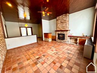 Deze te renoveren woning bevindt zich in het stadscentrum van Voormezele.<br /><br /><br />Indeling:<br />Via de inkomhal van 8,25 m² komt u in de aangename leefruimte van 37 m², voorzien van een gezellige houtkachel. Aansluitend bevindt zich de keuken van 15 m², uitgerust met kookplaat en dubbele inox spoelbak. Verder beschikt het gelijkvloers over een badkamer van 8 m² met douchecel, ligbad, toilet en lavabo, evenals een veranda van 14 m² met zicht op de tuin en het terras. De droge kelder van 18 m² biedt extra bergruimte. Verder is er nog een zonnige tuin die nog opgesplitst wordt in twee.<br /><br />Op de eerste verdieping bevindt zich de nachthal met aansluitend drie slaapkamers van respectievelijk 19,5 m², 13 m² en 12,75 m².<br /><br />De tweede verdieping omvat een zolder van 11,50 m², bereikbaar via een valtrap.<br /><br />Troeven:<br /><br />ruime leefruimtes<br />3 slaapkamers<br />veranda en tuin met terras<br />droge kelder<br /><br />Interesse? Contacteer ons voor verdere informatie of een bezoek ter plaatse.