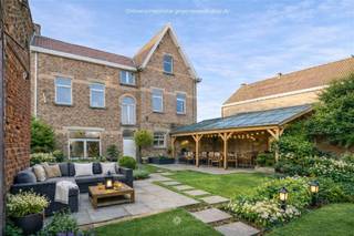 <p><span>AMOUGIES – Bent u op zoek naar een dubbele woning met enorm renovatie- en investeringspotentieel? </span></p><p><span>Misschien is dit pand dan wel iets voor u! </span></p><p><span> </span></p><p><span>De belangrijkste kenmerken in een notendop: </span></p><ul><li><span>Gelegen in de dorpskern van Amougies</span></li><li><span>Centraal tussen Ronse, Avelgem en Kluisbergen</span></li><li><span>Vlakbij fiets- en wandelwegen van het Kluisbos</span></li><li><span>Uitermate geschikt voor combi met vrij beroep</span></li><li><span>Twee aparte huisnummers </span></li><li><span>Authentieke elementen: hoge plafonds, schouwen, mozaïektegels,...</span></li><li><span>Grote ruimtes </span></li><li><span>Zolder en kelder aanwezig</span></li><li><span>Ommuurde tuin en groot atelier</span></li><li><span>Richtprijs: €298.000</span></li></ul><p><span>Zo ziet het pand eruit: </span></p><p><span>Dit pand met haar uniek façade werd gebouwd tussen 1919 en 1930 en ligt in de dorpskern van Amougies, vlakbij wandel- en fietspaden en het Kluisbos. Het heeft actueel twee huisnummers en het is opgebouwd als twee apart te betrekken woningen. De woning met adres Place d'Amougies bestaat uit een riante inkom en een zeer ruime leefruimte. Op het het gelijkvloers vinden we verder nog twee leefruimtes, een keuken en een badkamer met de toegang naar de ommuurde tuin. Op de verdieping twee grote slaapkamers en één kleinere. Verder een zeer grote zolder met potentieel tot extra kamers. De woning op het adres rue des Croissons bestaat uit een ruime leefruimte, een eetplaats en een keuken op het gelijkvloers. Op de verdieping twee slaapkamers en eveneens een zeer ruime zolder. Beide woningen beschikken over een kelder. In de ommuurde tuin staat er een atelier. Het pand is uitermate geschikt als grote gezinswoning, als combi gezinswoning met vrij beroep en heeft ook potentieel als meergezinswoning.</span></p><p><span> </span></p>