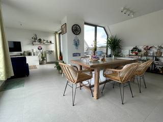 Op een vlot bereikbare locatie in Kuurne bevindt zich dit prachtig afgewerkte dakappartement met drie slaapkamers in Residentie César.<br /><br />Via de lift bereik je rechtstreeks de inkomdeur van het appartement. De ruime inkomhal met ingemaakte kasten verwelkomt je en biedt meteen voldoende bergruimte.<br /><br />Aan de rechterzijde bevindt zich het lichtrijke woongedeelte met een ruime living en een open, volledig ingerichte keuken. Aansluitend aan de keuken is er een praktische berging. Het appartement beschikt over twee mooie terrassen: één aan de voorzijde en één aan de achterzijde, ideaal om op elk moment van de dag van de zon te genieten.<br /><br />Aan de linkerzijde van het appartement bevinden zich drie volwaardige slaapkamers, waarvan één met aansluitende badkamer. Daarnaast is er een gastentoilet en een tweede badkamer. Eén van de slaapkamers is voorzien van ingemaakte kasten.<br /><br />Achter het appartementsgebouw bevindt zich een privatieve autostaanplaats.<br /><br />Syndicvoorschot: €100/maand<br /><br />Troeven<br /><br />✔ Hoogwaardige afwerking<br />✔ Laag EPC (energiezuinig)<br />✔ Vlotte bereikbaarheid<br /><br />Interesse in dit instapklare dakappartement? Contacteer ons voor een bezoek!