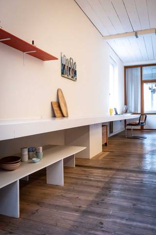 We verkopen de plek waar we zelf meteen verliefd op werden: een licht en bijzonder rustig appartement met loftgevoel van 100 m², verscholen in een uniek houten pakhuis in het hart van Antwerpen. Eens binnen hoor je niets meer van de stad, alleen de rust en het groen rond het gebouw.<br /><br />Het appartement werd volledig gerenoveerd in 2015 en kreeg in 2022 een prachtige glazen wand in Oregon pine. De afwerking in eik en Japanse rode den geeft de ruimte een warme, natuurlijke uitstraling. De leefruimte voelt royaal aan, en dankzij de plafondhoge ramen in de twee slaapkamers blijft het loftgevoel volledig behouden. Door de kastenwand in de open keuken kom je bij een bijzonder handige berging/wasruimte<br /><br />Op het terras van 6 m² kan je in de ochtendzon ontbijten en kijk je uit op groene binnentuinen, een kleine dagelijkse luxe.<br /><br />Praktisch zit alles perfect: EPC B, elektriciteit conform (recent), geen asbest, gloednieuwe condensatieketel (2024), vernieuwd gemeenschappelijk puntdak (2025) en een ruime kruipruimte onder het hele appartement die dienstdoet als extra berging. Via de garage kom je in een overdekte binnenpatio met plek voor fietsen, bakfietsen en buggy’s. Oh ja, en een mobiscore van 9,5 op 10. <br /><br />Het is een plek waar we met veel plezier woonden, en die we met evenveel liefde doorgeven aan iemand die hier net zo graag wil thuiskomen.<br /><br />