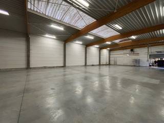 <p><span>Gelegen in het </span><span>industriepark van Erpe-Mere</span><span>, op een </span><span>strategische en vlot bereikbare locatie</span><span> in de </span><span>Joseph Cardijnstraat 32</span><span>, bevindt zich dit functionele magazijn met een oppervlakte van ongeveer </span><span>410 m²</span><span>. De ligging binnen het industriepark biedt een </span><span>professionele omgeving</span><span> en een </span><span>uitstekende ontsluiting</span><span> naar de belangrijkste invalswegen en omliggende gemeenten.</span></p><p><span>Het magazijn beschikt over een </span><span>stapelhoogte tot circa 6 meter</span><span>, wat ruime mogelijkheden biedt voor efficiënte opslag. De ruimte is afgewerkt met een </span><span>duurzame betonnen gietvloer</span><span>, is </span><span>niet </span><span>voorzien van verwarming</span><span>, </span><span>elektriciteit is wel aanwezig</span><span>. De toegang verloopt zowel via een </span><span>praktische poort</span><span> als via een </span><span>aparte toegangsdeur</span><span>, wat zorgt voor een vlotte logistieke circulatie.</span></p><p><span>Naast het magazijn is er </span><span>mogelijkheid tot het parkeren van vijf wagens achter elkaar</span><span>, wat het gebruiksgemak aanzienlijk verhoogt. Dit pand leent zich bijzonder goed voor </span><span>bedrijven of ondernemers die op zoek zijn naar een praktische en goed bereikbare stockageruimte</span><span> binnen een professioneel industriepark.</span></p><p><span>- Onroerende voorheffing bedraagt 2000 euro/ jaar </span></p><p><span>- Onderhoud terrein 1000 euro op jaarbasis </span></p><p><span>- Kost elektriciteit en water</span></p><p><span>- Beschikbaar vanaf 1/02/2026</span></p><p><span> </span></p><p><span> </span></p>