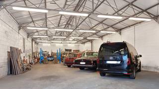 Deze veelzijdige woning beschikt over een oprit met een automatische poort en een ruime werkplaats met eveneens een automatische poort, geschikt voor het opslaan van meerdere wagens..<br /><br />Op het gelijkvloers bevinden zich een inkomhal, een ruime woonkamer, een volledig uitgeruste keuken, een wasruimte met aansluiting voor wasmachine en droogkast, een opslagruimte, een apart toilet, een bureau en een badkamer met inloopdouche. Daarnaast is er een extra kamer die momenteel in gebruik is als fitnessruimte. De woning is bovendien uitgerust met vloerverwarming en airconditioning. Er is ook een kelder aanwezig.<br /><br />De eerste verdieping omvat drie ruime slaapkamers en een apart toilet.<br /><br />Een functionele woning met tal van mogelijkheden voor wie op zoek is naar extra ruimte voor werk, opslag of hobby’s. Contacteer ons nu voor een bezoek!<br /> 