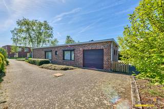 <p><span>Deze gelijkvloerse woning is gelegen in de mooiste laan van Leopoldsburg.</span></p><p><span> </span></p><p><span>U zal merken dat je hier zonder enige (renovatie)zorgen kan inhuizen:</span></p><p><span> </span></p><p><span>De badkamer en keuken zijn gerenoveerd, en in het algemeen is er voor deze woning geen renovatieverplichting!</span></p><p><span><br />Verder valt het natuurlijke licht in het woongedeelte op. Het licht stroomt via de grote ramen werkelijk binnen in de woonkamer waar het de mooie houten parket accentueert.</span></p><p><span>De keuken geeft uit op de tuin.</span></p><p><span> </span></p><p><span>Er is een vrijstaande garage én een inpandige garage. Die laatste kan mogelijk nog dienen als uitbreiding op de reeds 3 volwaardige slaapkamers.</span></p><p><span> </span></p><p><span>De rolluiken bieden extra comfort en privacy.</span></p><p><span> </span></p><p><span>Bestuursmaatregelen in het maatregelenregister: nee</span><span> </span></p><p><span> </span></p>
