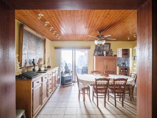 In een bruisende buurt van Ledeberg bevindt zich dit huis met een verrassend ruim volume en tal van mogelijkheden. Achter de gevel schuilt een woning die wacht op een nieuwe invulling, met reeds een sterke basisstructuur en een praktische indeling als uitgangspunt voor een eigentijdse modernisatie.<br /><br />De woning beschikt over vier volwaardige slaapkamers en twee badkamers en een praktische bergzolder en droge kelder, waardoor ze zich uitstekend leent voor grotere gezinnen, thuiswerkcombinaties of wie graag extra ruimte voorziet voor logees of hobby’s. <br /><br />Achteraan de leefruimte bevindt zich een stadskoer — een gezellige buitenruimte waar het heerlijk vertoeven is tijdens zonnige dagen, ideaal voor een ochtendkoffie of simpelweg een rustmoment midden in de stad.<br /><br />De locatie vormt zonder twijfel een belangrijke troef. Gelegen in Ledeberg combineert deze woning een vlotte verbinding naar het centrum van Gent met een uitstekende bereikbaarheid via de nabijgelegen op- en afritten van de E17 en E40. Ook openbaar vervoer bevindt zich op wandelafstand, wat dagelijks comfort en mobiliteit garandeert.