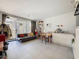 Dit recente en lichtrijke appartement aan de Genuastraat biedt de perfecte balans tussen rust en de dynamiek van het hippe Eilandje. Gelegen in een modern gebouw met een strakke bakstenen gevel, geniet u hier van hoogwaardig wooncomfort.Indeling:- open leefruimte met open keuken- apart toilet- berging/washok- badkamer- terrasExtra troeven:- zeer goed EPC label A- toplocatie- 2 fietsenplaatsen voorzien- terras- uitstekende mobiscore: 9,0/10"Deze AI-visualisaties zijn bedoeld als inspiratie. Er werd geen rekening gehouden met technische specificaties, stedenbouwkundige voorschriften of de concrete mogelijkheden tot realisatie."De maandelijkse vaste kosten bedragen 85 euro per maand voor de kosten voor de gemene delen.Bent u geïnteresseerd in deze woning te huur in Antwerpen?Aarzel dan niet om een bezoekaanvraag in te dienen via onze website via de daar voorziene rode balk.Wenst u uw eigendom ook te koop of te huur te stellen? We helpen u graag verder. Steeds tot uw dienst om u verder te helpen met al uw vragen over vastgoed.