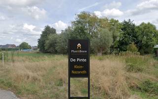 Heeft u de plannen voor uw droomwoning al in gedachten? Bouw à la carte uw nieuwe thuis op deze exclusieve bouwgrond van 879,61 m² in Klein Nazareth, De Pinte. Deze landelijke gemeente combineert rust en groen met een vlotte bereikbaarheid via de E17 en het treinstation, op slechts 7 km van het bruisende Gent.<br />Ontwerp uw ideale woning met volledige vrijheid en kies de afwerkingsgraad: van ruwbouw wind- en waterdicht tot volledig afgewerkt sleutel-op-de-deur. Geniet van de nabijheid van het Parkbos, lokale voorzieningen zoals supermarkten, restaurants en cafés, en een duurzame, welvarende gemeenschap.<br />Neem vandaag nog contact op voor meer info of een bezoek ter plaatse!