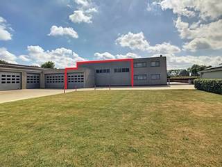 Situé au centre de Moorslede, cet entrepôt récent d'environ 251 m² avec une mezzanine d'environ 75 m² est à louer.Spécifications :- sol en béton...