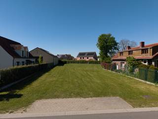 Ligging<br /><br />Deze bouwgrond is gelegen in de Nazarethstraat in De Pinte, een gegeerde locatie die rust, bereikbaarheid en woonkwaliteit perfect combineert. U bevindt zich op korte afstand van het centrum van De Pinte, waar u tal van winkels, scholen, horeca en dagelijkse voorzieningen terugvindt. Bovendien geniet u van een vlotte verbinding naar Gent en de belangrijkste invalswegen.<br /><br />Omschrijving<br /><br />Deze bouwgrond biedt een uitstekende opportuniteit voor wie zijn droomwoning wil realiseren op een aantrekkelijke locatie. Een bijzonder sterke troef is dat er geen bebouwing mogelijk is voor het de grond vooraan, waardoor u blijvend kunt genieten van een open zicht en een aangenaam ruimtegevoel. Met een perceelsbreedte van 17m en diepte van wel 76m biedt dit perceel unieke kansen. <br /><br />Dankzij de gunstige ligging, de nabijheid van voorzieningen en de rustige omgeving vormt dit perceel de ideale basis voor een kwalitatief woonproject.<br /><br />Troeven<br /><br />Gegeerde ligging in De Pinte<br />Op korte afstand van Gent<br />Nabij scholen, winkels en openbaar vervoer<br />Vrij bij akte<br />Open zicht gegarandeerd dankzij niet-bebouwbare zone voor het perceel<br />Rustige en aangename woonomgeving<br />Ideale locatie voor het realiseren van uw droomwoning<br /><br />Een zeldzame opportuniteit voor wie op zoek is naar een bouwgrond op een toplocatie met blijvend open zicht en een uitstekende bereikbaarheid.<br /><br />Voor meer info bel Arthur: 047 90 90 94