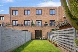 <p><span>Dit </span><span>gelijkvloerse studio appartement</span><span> staat te koop in de Krijgslaan, vlakbij het </span><span>centrum van Wilrijk</span><span> en de Bist. Op wandelafstand vind je het Park Van Eden, winkels, openbaar vervoer en invalswegen (A12 en E19). </span></p><p><span> </span></p><p><span>Het studio appartement is gelegen op de </span><span>gelijkvloerse verdieping</span><span> van een goed onderhouden gebouw. De studio heeft een oppervlakte van zo'n 40m² met een </span><span>leuke tuin van zo'n 50m²</span><span>. Ben je op zoek naar een starters appartement, investering of iets voor studerende kinderen? Dan is dit studio appartement zeker iets voor jou!</span></p><p><span> </span></p><p><span>Indeling</span></p><p><span>- gelegen op de gelijkvloerse verdieping</span></p><p><span>- inkomhal</span></p><p><span>- open ruimte ingericht als woonkamer, eetkamer en slaapkamer</span></p><p><span>- keuken</span></p><p><span>- badkamer met ligbad, lavabo, toilet en aansluitingen wasmachine en droogkast</span></p><p><span>- privatieve kelder</span></p><p><span> </span></p><p><span>Algemeen gebouw</span></p><p><span>- kleinschalig gebouw</span></p><p><span>- fietsenberging</span></p><p><span>- provisie ca. 52 euro per maand (inclusief privatief water)</span></p><p><span> </span></p><p><span>Bijzonderheden</span></p><p><span>- centrale locatie aan centrum Wilrijk en Park van Eden</span></p><p><span>- leuke tuin</span></p><p><span>- vloerverwarming op elektriciteit</span></p><p><span>- dubbele beglazing hout</span></p><p><span> </span></p><p><span>Ben jij geïnteresseerd in dit gelijkvloers studio appartement te koop in Wilrijk, ben je op zoek naar ander vastgoed, een investering of wens je de waarde van jouw eigendom te kennen? Dan ben je bij BOLT immo aan het juiste adres! Wij helpen jou graag verder.</span><span> </span></p>