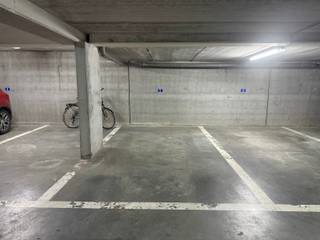 <p>We bieden je graag deze <strong>ondergrondse parkeerplaats in Ninove</strong>, die zich bevindt op de -1 verdieping van de residentie Edingsepoort. Deze parkeerplaats is niet alleen een praktische toevoeging, maar ook een slimme investering voor de toekomst.<br /><br />Gelegen op een centrale locatie, biedt deze parkeerplaats een vlotte toegang tot belangrijke invalswegen die leiden naar Ninove en Brussel. <br />Een ideale parkeerplaats of je nu opzoek bent naar een veilige plek om je voertuig te parkeren, of een slimme investering.<br /><br />Benieuwd? Grijp dan nu je kans en neem contact op.</p>