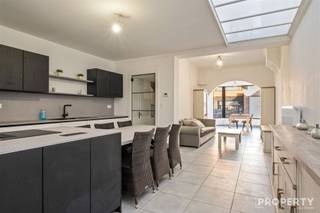 <p><span>Instapklare woning met tuin in het hart van Moorslede<br />Ben je op zoek naar een charmante en instapklare woning op een centrale locatie? <br />Indeling: Inkomhal, lichtrijke ruime leefruimte met eethoek, open keuken met eiland voorzien van alle toestellen. <br />polyvalente ruimte kan dienen als speelhoek of bureel. Verder is er nog een berging, badkamer met douche en apart toilet.</span></p><p><span>Op de eerste verdieping zijn er 3 slaapkamers, verder is er nog een vaste trap naar zolder. <br />Troeven: Instapklaar, gunstig EPC!</span></p><p><span>Voor meer informatie of een afspraak op het nr 056/96.08.00 of mail naar info@property-vastgoed.be </span></p><p><span> </span></p>