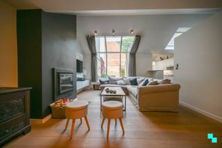 Ontdek deze gezellige eengezinswoning (vernieuwd ca. 2020) met vier slaapkamers, nabij het centrum van Izegem. De woning beschikt over een bewoonbare oppervlakte van maar liefst 221 m² (volgens EPC-attest). De woning is gelegen op een perceel van 225 m² en is bovendien uitstekend bereikbaar dankzij de onmiddellijke nabijheid van de Rijksweg (N36) en het op- en afrittencomplex E403 (Roeselare–Rumbeke). Zo combineert u een centrale ligging met optimale mobiliteit. Volgende indeling: Lichtrijke voorkamer dat perfect kan dienst doen als winkelruimte/kantoorruimte/bureauruimte/uitbreiding van de leefruimte of stalleren van fietsen met aanwezigheid van het gastentoilet en vestiaire. Achteraan de woning bevindt zich de zeer gezellige woonkamer met parketvloer, houtkachel en zicht op de tuin, halfopen geïnstalleerde keuken met zithoek met rechtstreekse toegang tot de tuin en de berging (wasplaats). De eerste verdieping bestaat uit de recent vernieuwde badkamer (inloopdouche, toilet, dubbele wastafel, ligbad en handdoekradiator) en drie slaapkamers (waarvan één met ingemaakte kast). De tweede verdieping is te bereiken via de vaste trap en bestaat uit één extra slaapkamer en twee zolderkamers. De woning beschikt over een private, gezellige, oost gerichte tuin met terras en tuinberging. EPC C | Dakisolatie (12 cm MW) | CV op aardgas (ketel 2018) | Hoofdzakelijk dubbele beglazing (PVC, ALU en Hout). Meer informatie via www.bordes.be