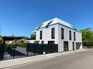 <p>TE HUUR: LUXUEUS PENTHOUSE-APPARTEMENT MET 2 SLAAPKAMERS EN RUIM ZONNETERRAS VLAKBIJ HET CENTRUM VAN HASSELT<br /><br />In de kleinschalige residentie ‘Misoni’ te Hasselt vinden we dit luxueus afgewerkte penthouse-appartement met een bewoonbare oppervlakte van 110 m² terug. De residentie is een eigen realisatie (Vercammen Woonprojecten), opgeleverd in 2020 en dus gebouwd volgens de laatste nieuwe normen.<br /><br />De lift met penthousebesturing of de trap brengen u rechtstreeks naar het lichtrijke appartement op de 2de, bovenste, verdieping. Hier vindt u de sfeervolle leefruimte met aansluitend de volledig uitgeruste en op maat gemaakte open keuken (met enkele spoeltafel, vaatwasmachine, koelkast, kookvuur met ingebouwde afzuiging van het merk ‘Bora’, wijnfrigo en bar). De leefruimte, de keuken en de eetkamer (met inbouwkasten) zijn verbonden door het ruime en zuid-west geörienteerde zonneterras, dat binnen zorgt voor een overvloed aan natuurlijke lichtinval. <br /><br />In het 2de gedeelte van het penthouse-appartement vinden we de nachthal met 2 slaapkamers, een aparte toiletruimte, de berging (met aansluiting wasmachine en droogkast) en de ruime badkamer (met dubbele wastafel met onderkast en spiegelkast, inloopdouche).<br /><br />Het penthouse is reeds voorzien van verlichtingsarmaturen. Bovendien bestaat er de mogelijkheid om in overleg (een deel van) het losse meubilair over te nemen.<br /><br />Het appartement beschikt over 1 ondergrondse autostandplaats, een ruime kelderberging en een gemeenschappelijke fietsenstalling. <br /><br />Troeven:<br />• Topligging op zeer korte wandelafstand van het stadscentrum van Hasselt<br />• Luxueuze afwerking met hoogkwalitatieve materialen<br />• Airco in de leefruimte en masterbedroom<br />• Zonnescreens op de ramen<br />• Ruim, zuid-west georiënteerd zonneterras met groen verzicht<br />• Laag energieverbruik door het lage E-peil (recente nieuwbouw)<br /><br />Beschikbaar vanaf 1/09/2026.<br />Huurprijs € 1.250/maand.<br />Vaste A.O. € 85/maand.</p>