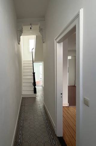 Locatie<br />Gelegen in de Kleinehondstraat, een rustige zijstraat van de levendige Dageraadplaats, bevindt deze woning zich in het hart van de hippe Zurenborgwijk. Dankzij de uitstekende bereikbaarheid naar het centrum, de Ring en het openbaar vervoer (Station Berchem, tram en bus) geniet u hier van een ideale combinatie van rust en stadsleven. Groot aanbod aan scholen in de buurt. <br />De woning is beschikbaar vanaf 1 maart.<br /><br />Indeling<br />Op het gelijkvloers betreden we de woning via de originele inkomhal met authentieke vloertegels. De open leefruimte bestaat uit een gezellige zithoek aan de straatzijde die naadloos overgaat in de eetruimte. Aansluitend bevindt zich de lichtrijke, volledig uitgeruste keuken met veel bergruimte. Vanuit de keuken heeft u toegang tot het westgerichte stadsterras van 10 m².<br />Op de eerste verdieping bevindt zich een royale slaapkamer van 16,5 m² met veel natuurlijke lichtinval en uitzicht op de Sint-Norbertuskerk. Daarnaast is er een ruime badkamer van 10 m².<br />De tweede verdieping beschikt over twee extra slaapkamers:<br />•Een grote slaapkamer van 16,5 m² met een extra mezzanine (ideaal als slaapruimte, zithoek of bergruimte)<br />•Een derde slaapkamer van 9,5 m²<br />Tot slot is er een praktische kelder aanwezig.<br /><br />Bijzonderheden<br />•Energiezuinig (EPC B – 192 kWh/m²)<br />•Zonnepanelen met batterij (lagere energiekosten)<br />•Individuele meters<br />•CV op gas<br />•Mobiscore 9,6/10