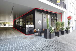 In de bruisende Sint-Jorisstraat 32, op de gekende locatie van het voormalige restaurant Bless, bieden wij dit aantrekkelijke handelspand van <strong>circa 100 m² te huur aan.</strong> Dankzij de strategische ligging tussen gevestigde zaken zoals Amantine en Room 4 You geniet je hier van uitstekende visibiliteit en veel passage, terwijl Parking Hopmarkt vlakbij voor optimaal comfort zorgt voor jouw cliënteel.<br />De ruimte leent zich perfect <strong>voor uiteenlopende commerciële invullingen,</strong> van horeca en retail tot een praktijk voor een vrij beroep of een eigentijds kantoor. <strong>Het pand wordt aangeboden aan een huurprijs van € 1.750 per maand, zonder bijkomende lasten zoals onroerende voorheffing of gemeenschappelijke kosten</strong>. Bovendien zijn een royale berging en een veilige ondergrondse parkeerplaats al inbegrepen in de huur, met de mogelijkheid om een tweede ondergrondse autostaanplaats bij te huren. Een unieke kans om jouw onderneming te vestigen op een centrale, vlot bereikbare plek in de stad. EPC LABEL: B.