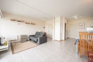 Ontdek deze aantrekkelijke studio, gelegen op de 9de verdieping van de residentie Laguna Beach in Duinbergen, Knokke-Heist. Geniet van een mooi uitzicht op het meer vanuit uw woonkamer met terras. Deze studio biedt een open ingerichte keuken, een badkamer en een apart toilet, allemaal met een functionele en praktische afwerking.<br /><br />Faciliteiten:<br /><br />🏊 Overdekt privézwembad & kinderbad<br />🏖 Privé strandje aan het meer van Heist<br />🎾 Outdoor sportterreinen (volleybal, basket, petanque)<br />🏓 Indoor tafeltennisruimte<br />🚴 Directe toegang tot prachtige fietsroutes<br />🛶 Niet-gemotoriseerde watersport & vissen mogelijk<br />🅿️ Gratis parking op achterzijde gebouw voor bewoners<br />🅿️ Mogelijkheid tot aankoop van een privé autostandplaats in de ondergrondse parking van het gebouw: € 45.000,- <br /><br />Comfort en Veiligheid:<br />De residentie biedt het gemak van een huisbewaarder en een syndicus ter plaatse, zodat u altijd gerust kunt zijn.<br /><br />Unieke Ligging:<br /><br />🔹 Kant meer: Geniet van een mooi uitzicht op het meer van Heist (richting Heist-Zeebrugge)<br />🔹 Kant polders: Grenzend aan een toekomstige golfsite (richting Duinbergen-Knokke)<br />Mis deze kans niet en plan vandaag nog een bezoek om uw toekomstige woning te ontdekken! 📩