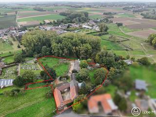 Droom je van een landelijke woonplek met geschiedenis, karakter en ruimte om je eigen plannen vorm te geven? Aan de Cabergstraat 2 in Mopertingen, Bilzen-Hoeselt, ontdek je deze hoeve uit 1891. Met een karakteristieke boogpoort, een sfeervolle binnenkoer en een perceel van 9961m² vormt dit een bijzonder vertrekpunt voor een prachtig renovatieproject.<br /><br />De hoeve beschikt momenteel over 264 m² bewoonbare oppervlakte. De historische uitstraling maakt dit een plek voor wie authentieke elementen waardeert en ze wil combineren met hedendaags wooncomfort.
<h1><strong><span>Indeling en buitenruimte</span></strong></h1>
Via de boogpoort bereik je de binnenkoer, het centrale hart van de hoeve geheel in landelijke uitstraling. De bestaande woonvertrekken en bijgebouwen bieden mogelijkheden om een indeling uit te werken die aansluit bij jouw woonwensen, rekening houdend met de bouwkundige toestand en de geldende voorschriften. Tijdens een bezoek ontdek je hoe de verschillende ruimtes zich tot elkaar verhouden.<br /><br />Ook buiten geniet je van een uitzonderlijk gevoel van ruimte en rust. Het uitgestrekte perceel van circa 9961m² biedt een prachtige groene omgeving met tal van mogelijkheden om volop van het buitenleven te genieten. De combinatie van ruimte, privacy en het landelijke karakter maakt deze eigendom tot een bijzondere plek met heel wat potentieel.
<h1><strong><span>Troeven</span></strong></h1>
<ul>
<li>Authentieke gesloten hoeve uit 1891.</li>
<li>Karakteristieke boogpoort en centrale binnenkoer.</li>
<li>264 m² bewoonbare oppervlakte.</li>
<li>Ruim perceel van 99a61</li>
<li>Landelijke ligging in Mopertingen (Bilzen-Hoeselt).</li>
<li>Mogelijkheden voor een renovatieproject.</li>
</ul>
<br />Deze hoeve te koop in Mopertingen ligt aan de rand van de dorpskern. De achterliggende velden en weilanden versterken het landelijke Haspengouwse karakter. Tegelijk geniet je van verbindingen naar Bilzen en Maastricht: een aangename combinatie voor wie groen wil wonen en de omliggende steden vlot wil bereiken.<br /><br />Zie jij jouw toekomst in deze karaktervolle hoeve? We nemen je graag mee voor een rondleiding en bekijken samen de mogelijkheden.<br />Contacteer Optie M via info@optie-m.be of 011 23 11 01.<br /><br />Wil je weten wat jouw woning waard is? Contacteer ons gerust via bovenstaande gegevens.<br /><br />GVG - WGLK + LWAG - GMO - GVV